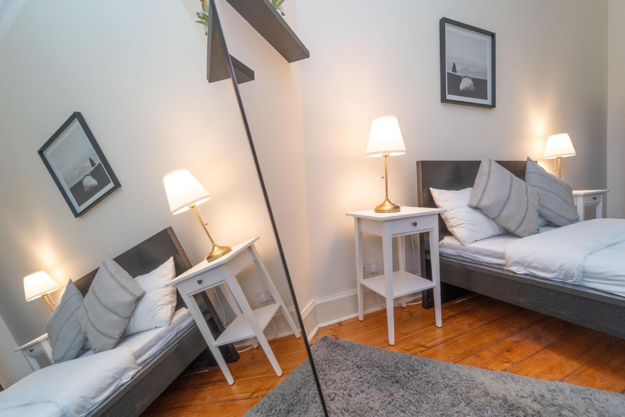 Large City Corner Apartment เอดินบะระ ภายนอก รูปภาพ