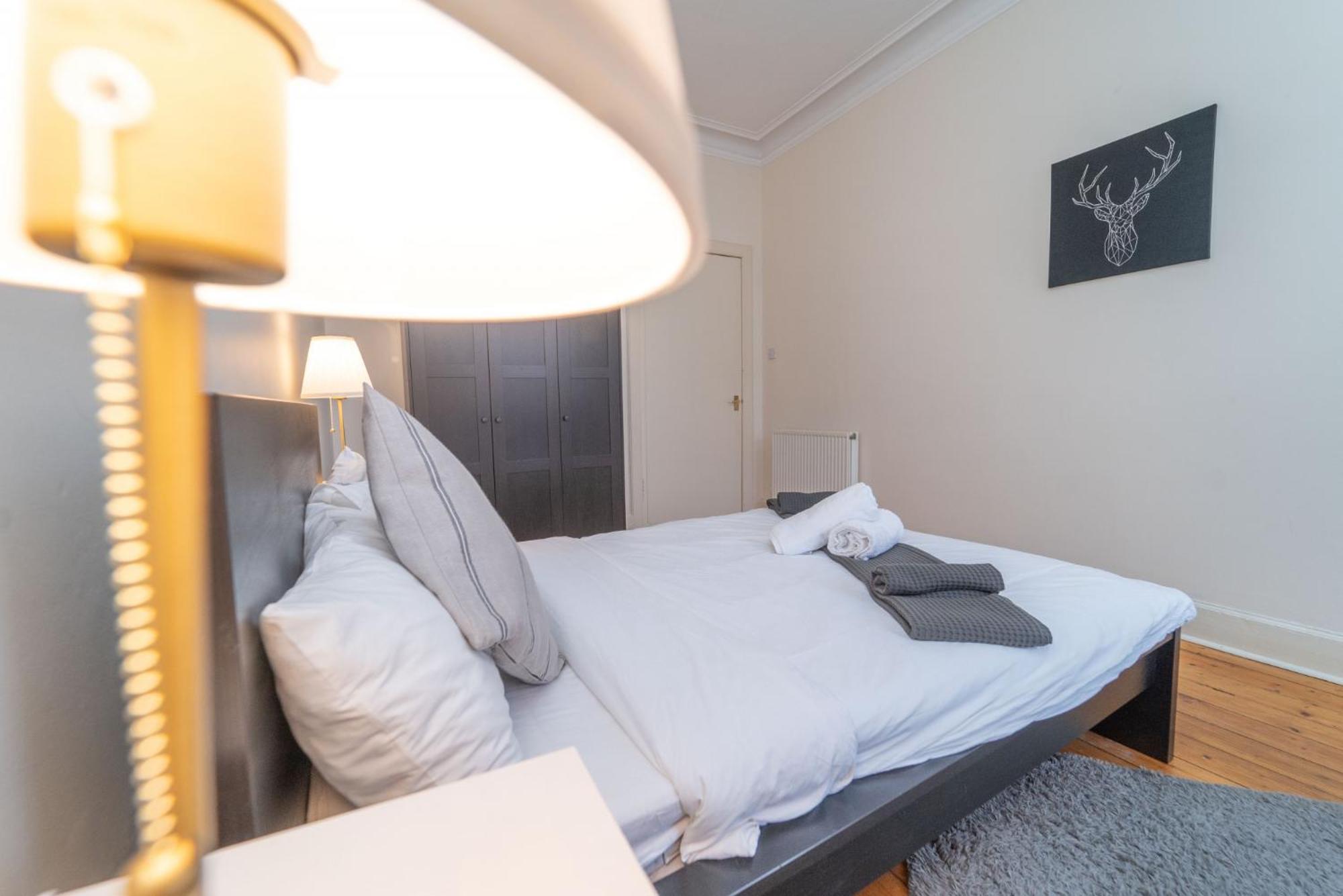 Large City Corner Apartment เอดินบะระ ภายนอก รูปภาพ