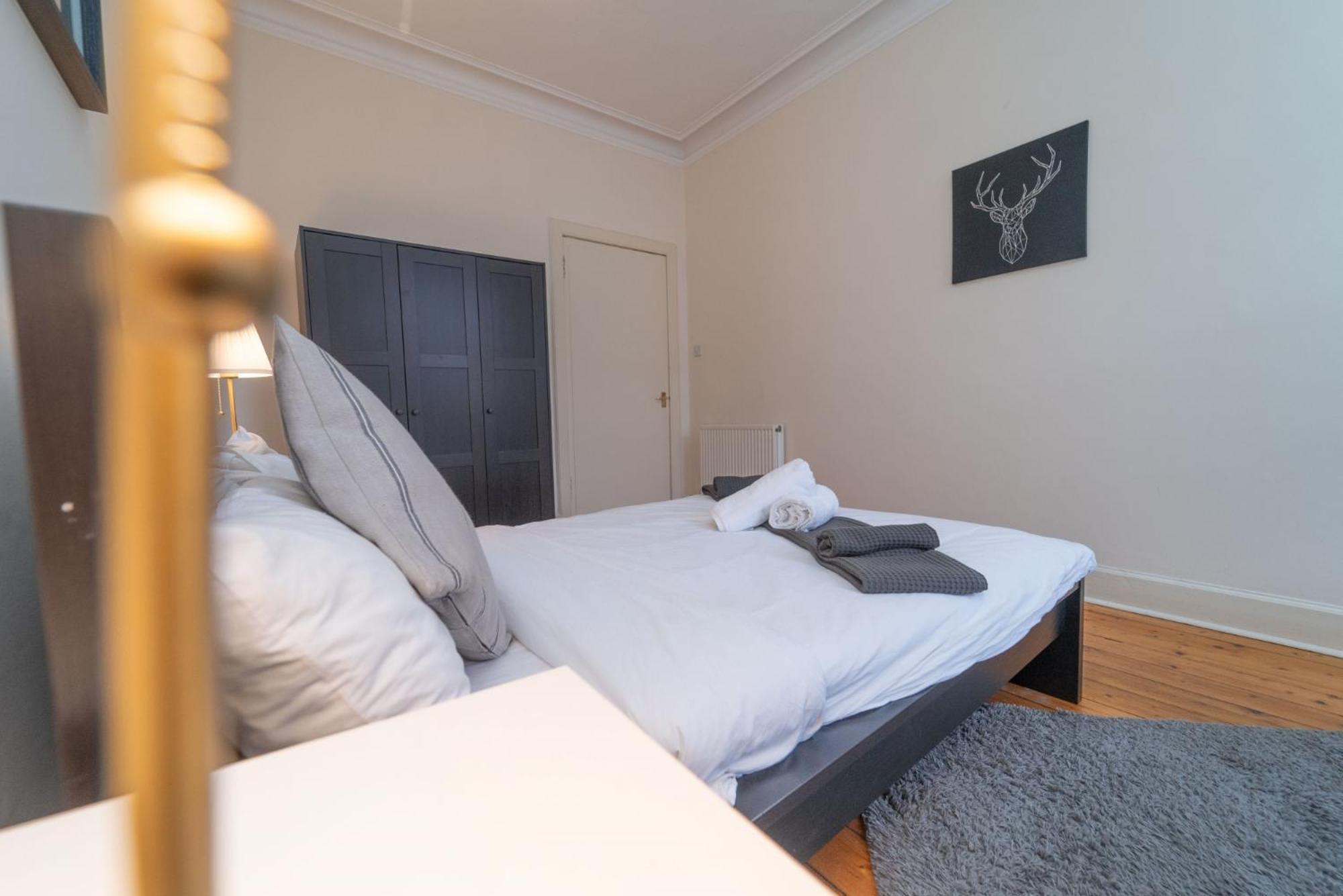Large City Corner Apartment เอดินบะระ ภายนอก รูปภาพ